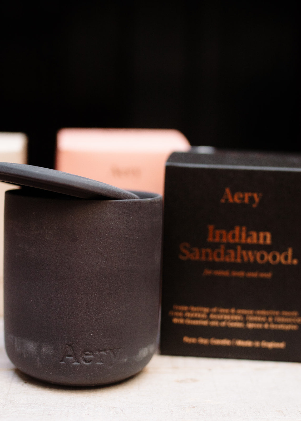 INDIAN SANDALWOOD SCENTED CANDLE - PEPPER RASPBERRY AND TONKA